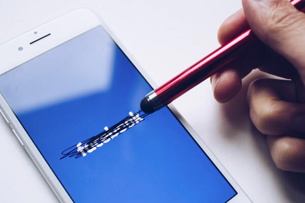 3 Signs Social Media is Hindering Your Happiness